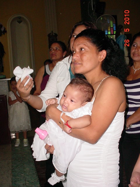 Rosaura con su hija en brazos espera aguas bautismales